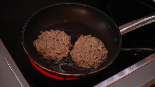 Pancake Dengan Apel Digoreng Dalam Panci Makanan Vegetarian Yang Lezat — Stok Video
