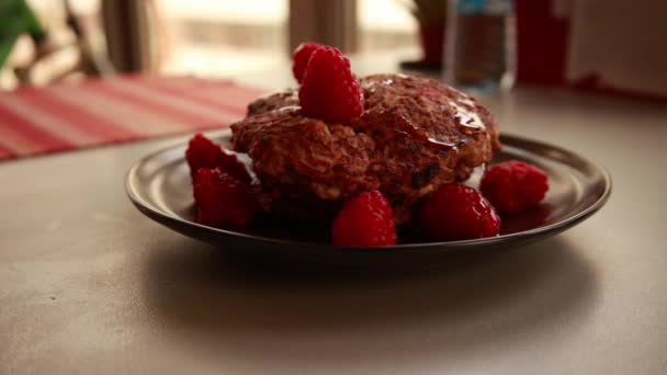 Close Apple Cinnamon Pancakes Raspberry Honey Table — Stok Video