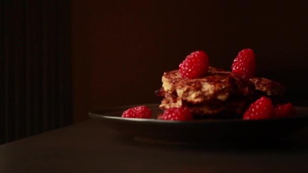 Close Apple Cinnamon Pancakes Raspberries Honey Table — Stock Video