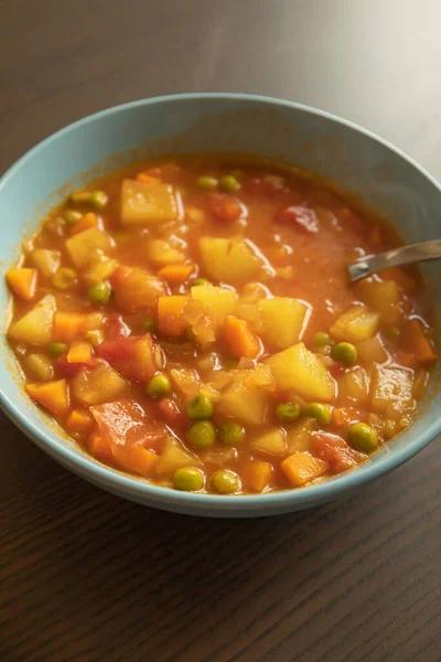 自家製野菜スープ ボウルでビーガン健康的なスープのビューを閉じる ストック画像