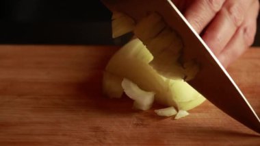 Kadın Ellerinin Yakın Çekimi Soğanları Ustaca Kesiyor