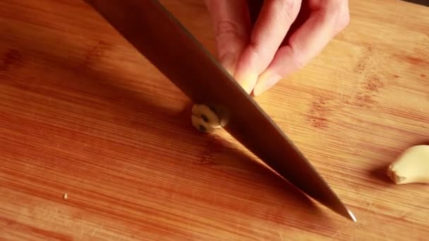 Bir Sarımsağı Bıçakla Keserken Yakından Bakınca Masa Üstü Bambu Kesme — Stok video