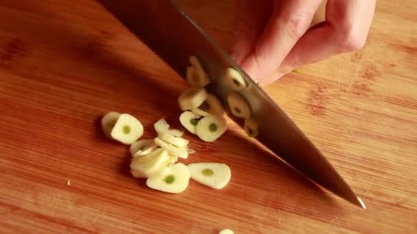 Bliska Widok Cięcia Czosnku Pomocą Noża Używa Blatu Bambusa Deska — Wideo stockowe