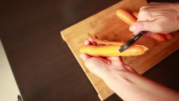 Sluiten Beelden Van Expert Handen Precisie Snijden Wortelen — Stockvideo