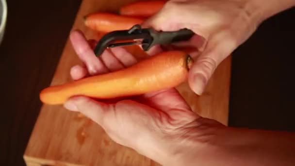 Stäng Bilder Expert Hands Precision Cutting Morötter — Stockvideo