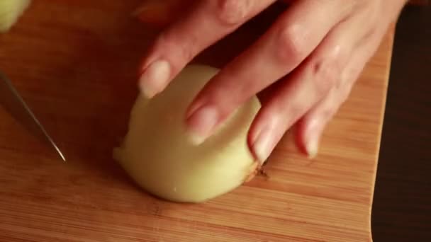 Primer Plano Las Manos Mujer Magistralmente Cortar Cebollas — Vídeo de stock
