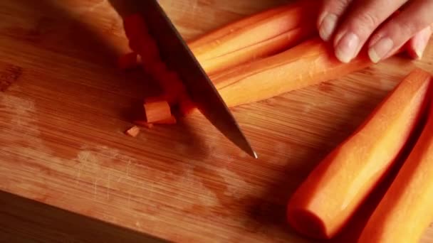 Stäng Bilder Expert Hands Precision Cutting Morötter — Stockvideo