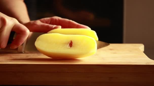 Krojenie Ziemniaków Zamknij Nóż Kroi Ziemniaki Gotowanie Warzyw Przygotowywanie Żywności — Wideo stockowe