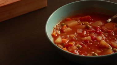 Ev yapımı sebze çorbası. Kapalı bir kasede sağlıklı vegan çorbası manzarası.
