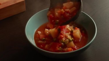 Ev yapımı sebze çorbası. Kapalı bir kasede sağlıklı vegan çorbası manzarası.