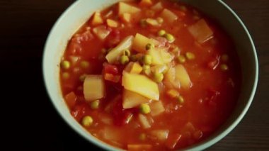 Ev yapımı sebze çorbası. Kapalı bir kasede sağlıklı vegan çorbası manzarası.