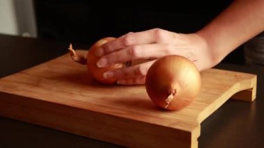 Kadın Ellerinin Yakın Çekimi Soğanları Ustaca Kesiyor