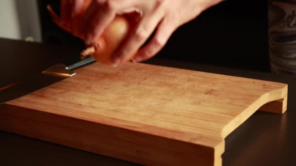 女子双手熟练切割洋葱的特写 — 图库视频影像