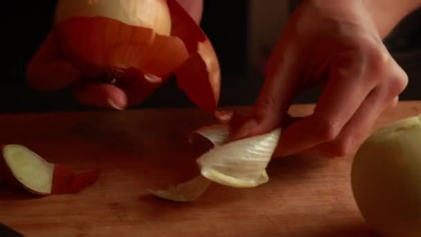 女子双手熟练切割洋葱的特写 — 图库视频影像