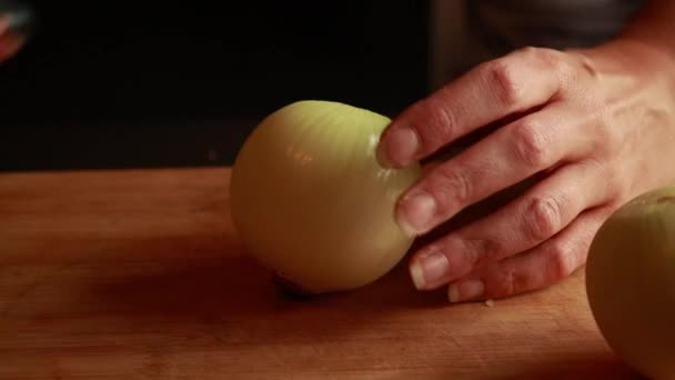 Zbliżenie Kobiecych Rąk Masterfully Cutting Cebuli — Wideo stockowe