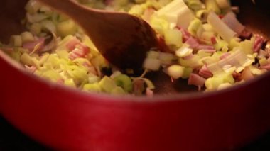 Cızırdayan Pastırma ve Pırasa Pişirme Ot - Mutfak Lezzeti