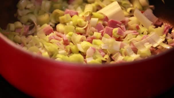 Sizzling Bacon Leek Koken Pot Culinair Genot — Stockvideo