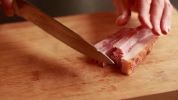 Close Woman Hands Chopping Smoked Bacon Wooden Board Dalam Bahasa — Stok Video