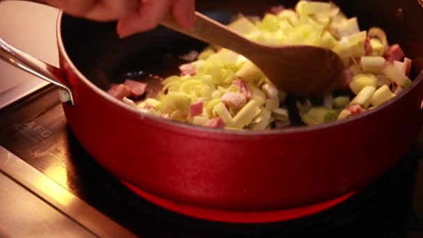 Cızırdayan Pastırma Pırasa Pişirme Mutfak Lezzeti — Stok video