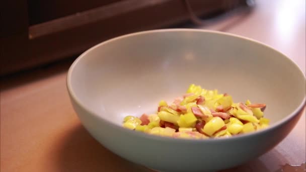 Sizzling Bacon Och Purjolök Matlagning Potten Kulinariska Läckerheter — Stockvideo