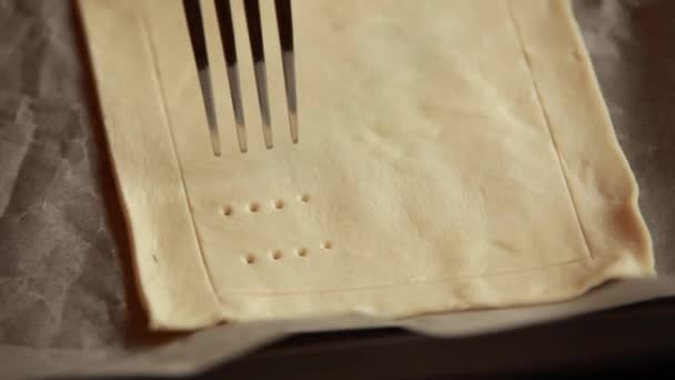 Mani Donna Close Taglio Pasta Sfoglia Tavola Legno — Video Stock