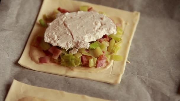 Close Preparing Delight Tart Puff Pastry Leek Bacon Goat Cheese — Stok Video