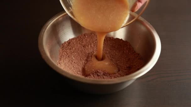 Perempuan Tangan Mencampur Wet Dan Ingredien Kering Untuk Cokelat Brownie — Stok Video