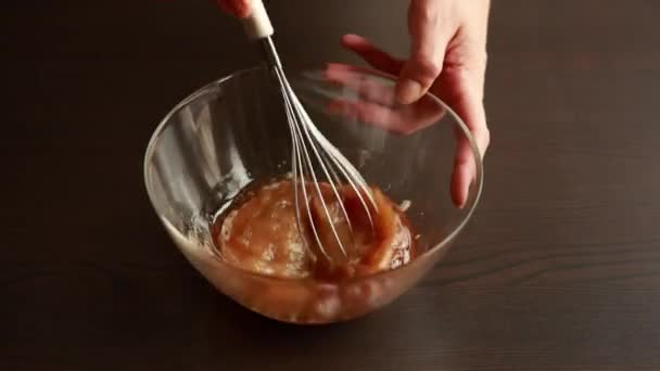 Kobieca Ręka Mieszanie Mokre Suche Składniki Czekolada Brownie Fudge Close — Wideo stockowe