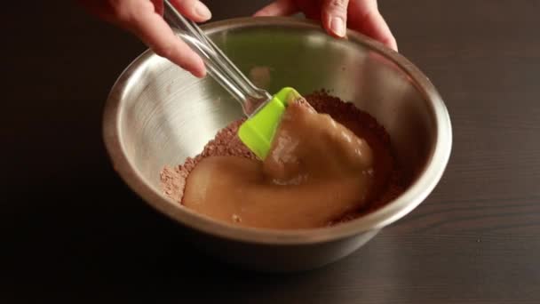 Vrouw Hand Mengen Natte Droge Ingrediënten Voor Chocolade Brownie Fudge — Stockvideo