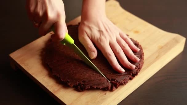 Kvinnans Hand Skära Choklad Brownie Fudge Närbild — Stockvideo