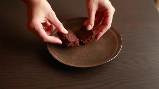 Κοντινό Πλάνο Του Σοκολατένιου Κέικ Σοκολάτας — Αρχείο Βίντεο