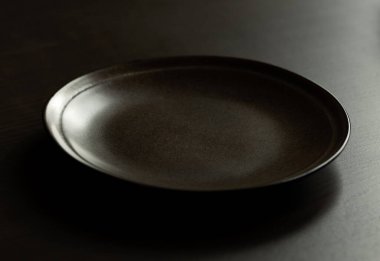Karanlık Arkaplanda Karanlık Boş Tabak