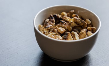 Küçük beyaz kasede fırında ceviz