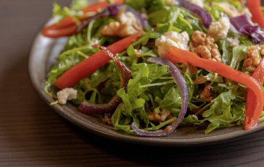  Rucola, Red Onion, Conned Red Pepper ve Walnuts Close-Up 'lı kış salatası.