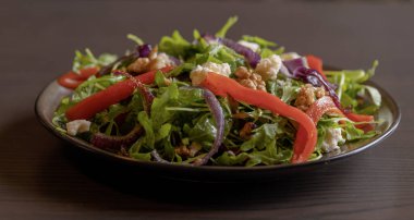  Rucola, Red Onion, Conned Red Pepper ve Walnuts Close-Up 'lı kış salatası.