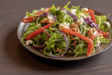  Rucola, Red Onion, Conned Red Pepper ve Walnuts Close-Up 'lı kış salatası.