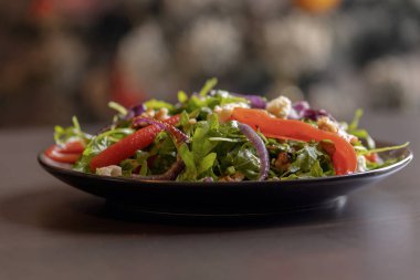  Rucola, Red Onion, Conned Red Pepper ve Walnuts Close-Up 'lı kış salatası.