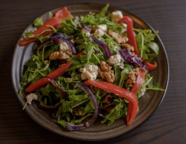  Rucola, Red Onion, Conned Red Pepper ve Walnuts Close-Up 'lı kış salatası.