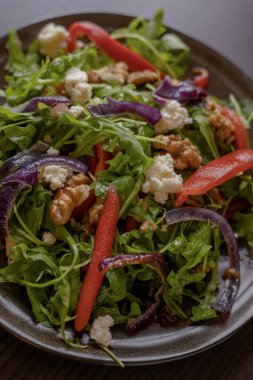  Rucola, Red Onion, Conned Red Pepper ve Walnuts Close-Up 'lı kış salatası.