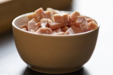 Pastırmayı Küçük Beyaz Kâse Yakın Çekimde Kes