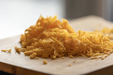 Tahta üzerinde doğranmış Çedar Peyniri. Yakın plan.