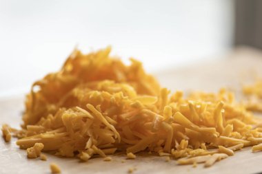 Tahta üzerinde doğranmış Çedar Peyniri. Yakın plan.