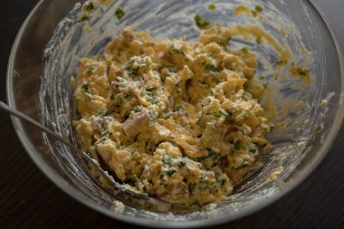 Cam kasede patates dolması. Yakın plan.