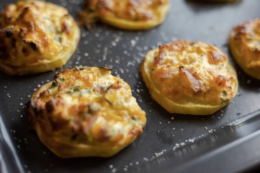 İştah açıcı mükemmellik tepsi parti yemeğinin içine doldurulmuş lezzetli patatesleri yakalamak.