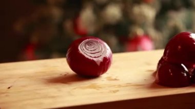 Tahta tahtada Kırmızı Soğan Kesen Kadın Eli. Yakın plan. 