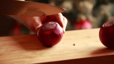 Tahta tahtada Kırmızı Soğan Kesen Kadın Eli. Yakın plan. 