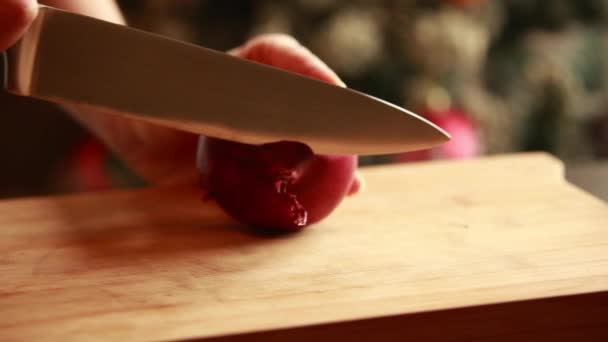 Kobieca Ręka Cięcia Cebuli Czerwonej Drewnianej Desce Zbliżenie — Wideo stockowe