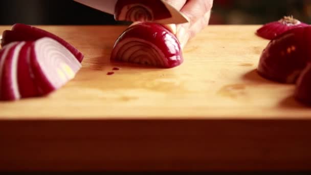 木料板特写镜头上的妇女手切红洋葱 — 图库视频影像