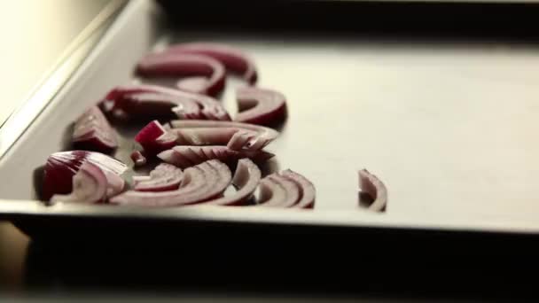 女子手准备红洋葱在托盘特写中烘烤 — 图库视频影像