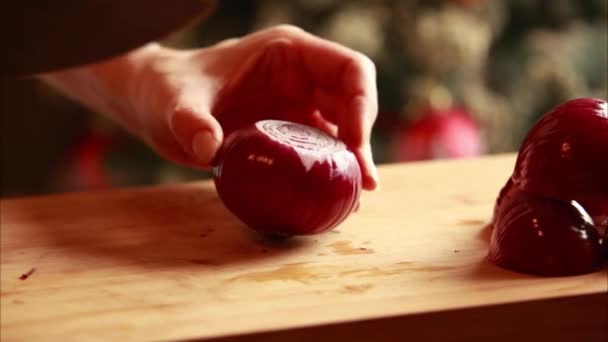 Die Hand Einer Frau Schneidet Rote Zwiebel Großaufnahme Auf Einem — Stockvideo
